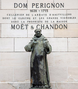 MARNE - Statue de Dom Pérignon, Mo?t et Chandon (Epernay)