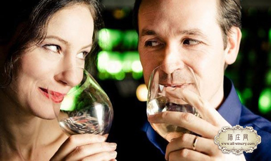 drinking-wine-on-date